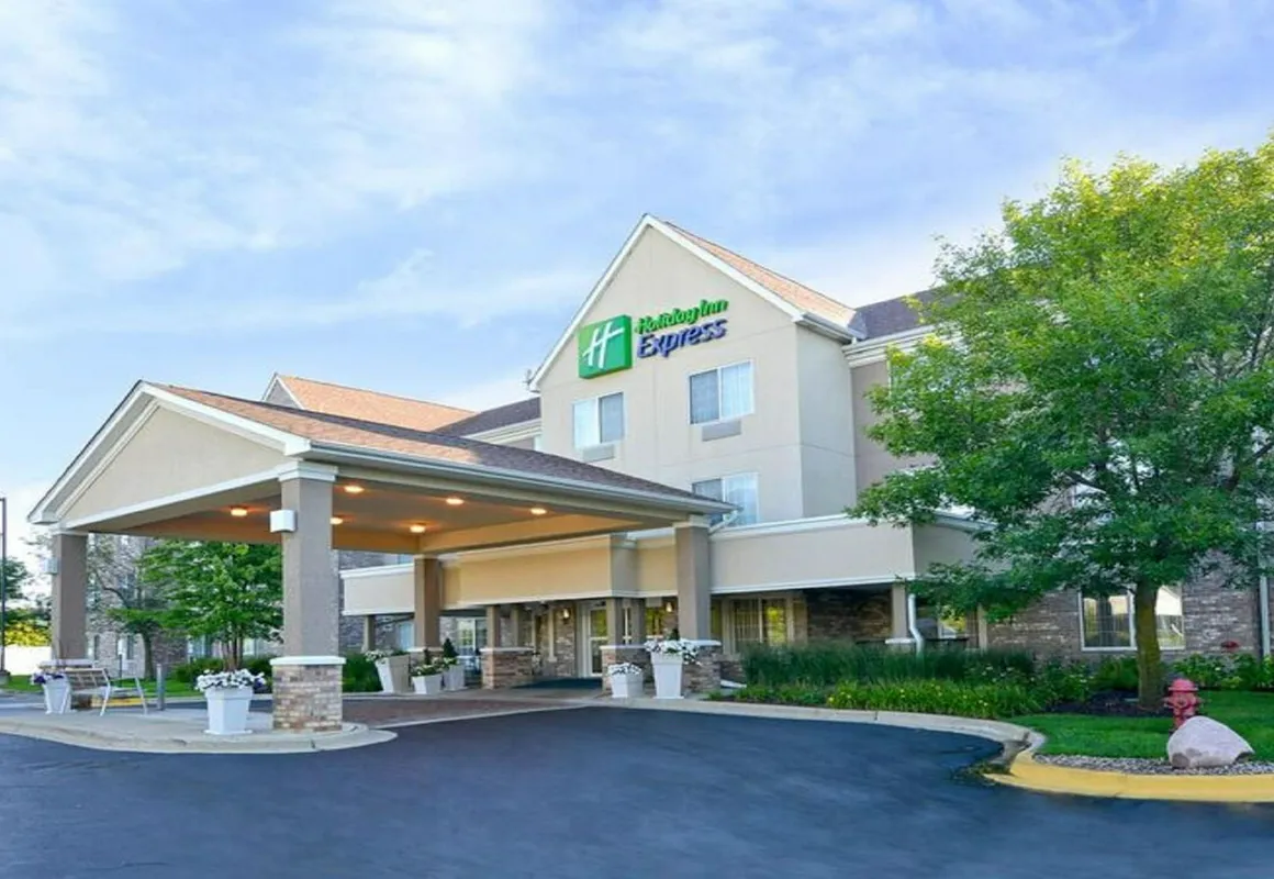 Holiday Inn Express & Suites Chicago-Deerfield/Lincolnshire by IHG hotel hero