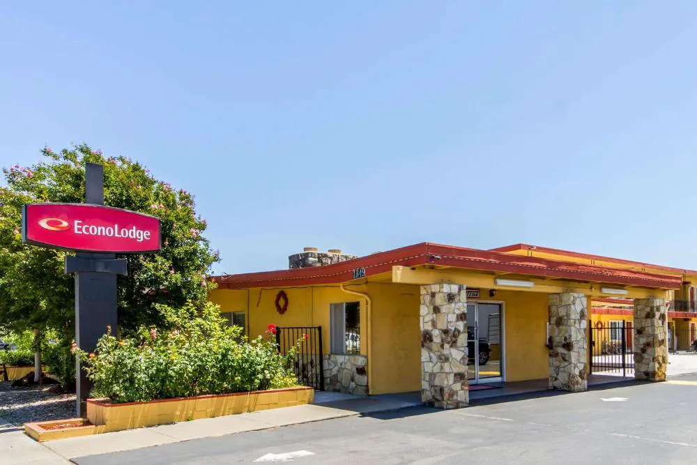 Econo Lodge hotel hero