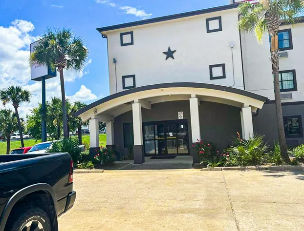 OYO Townhouse Beaumont Medical Center Area hotel detail image 1