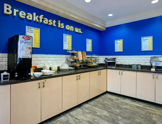 Days Inn & Suites by Wyndham Collingwood hotel detail image 4