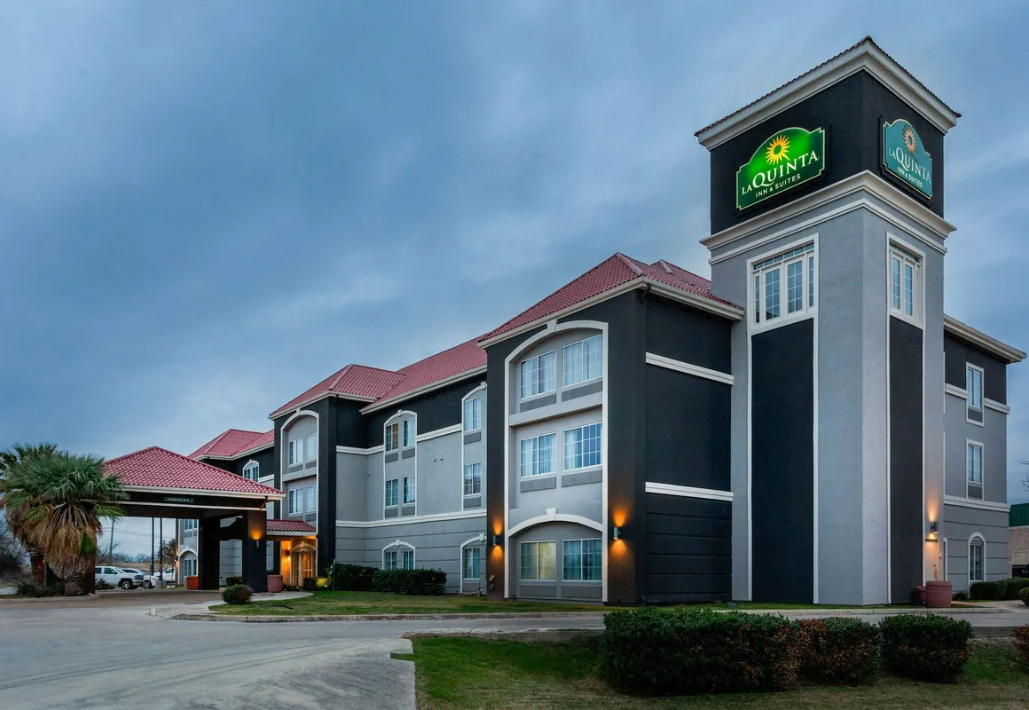 La Quinta Inn & Suites by Wyndham Seguin hotel hero