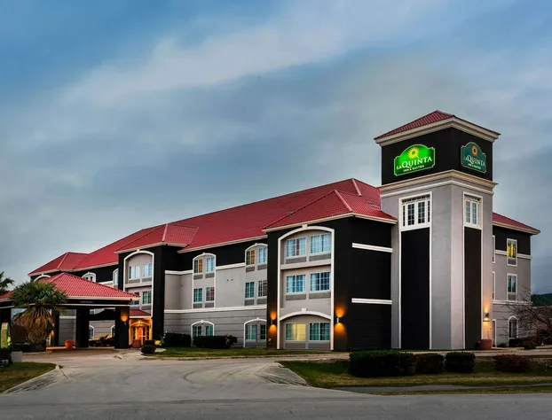 La Quinta Inn & Suites by Wyndham Seguin hotel detail image 2