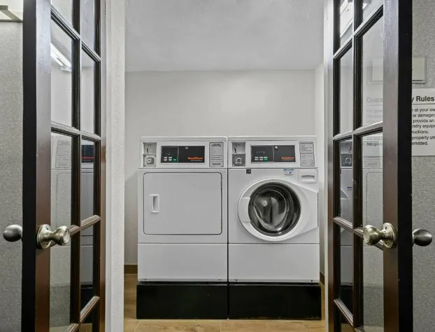 La Quinta Inn & Suites by Wyndham Sturbridge hotel detail image 3