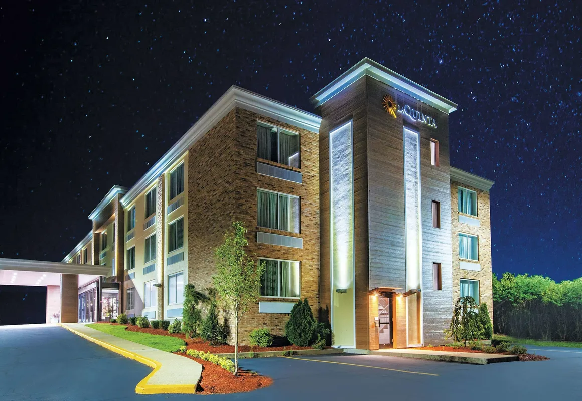 La Quinta Inn & Suites by Wyndham Sturbridge hotel hero