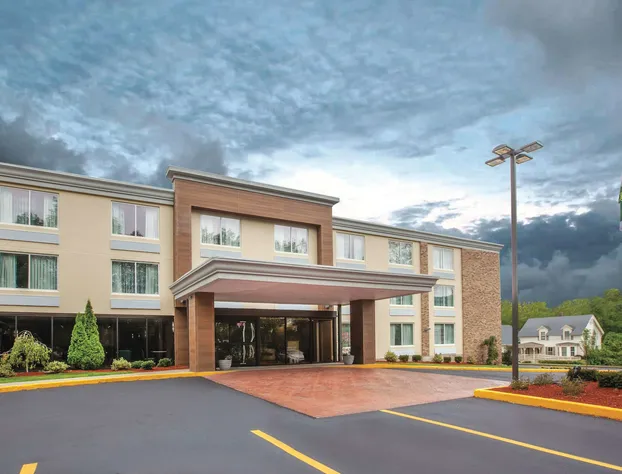 La Quinta Inn & Suites by Wyndham Sturbridge hotel detail image 1