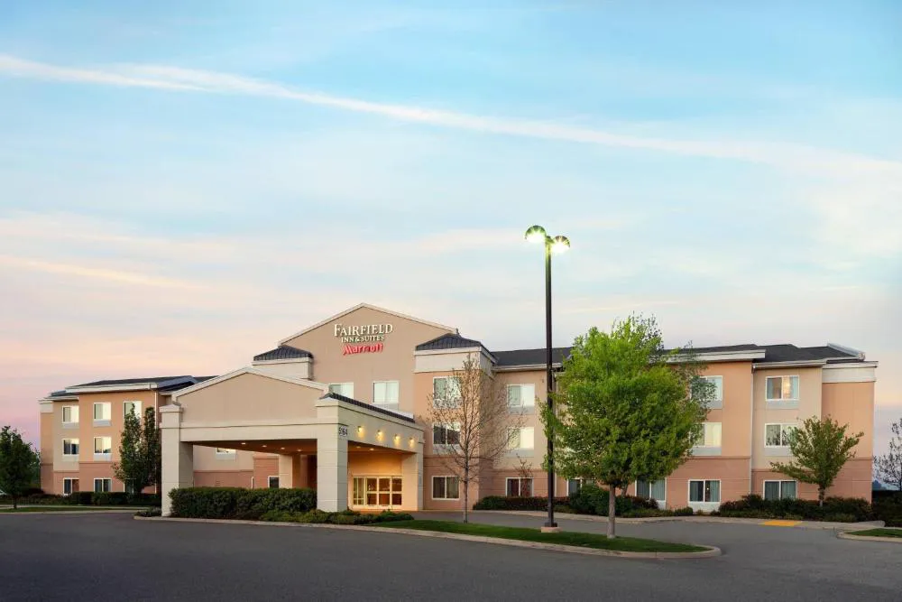 Fairfield Inn & Suites by Marriott Redding hotel hero