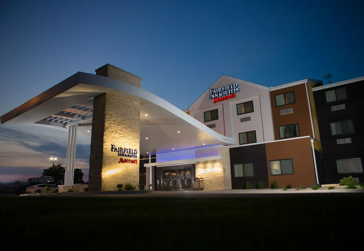 Fairfield Inn & Suites by Marriott Burlington hotel hero