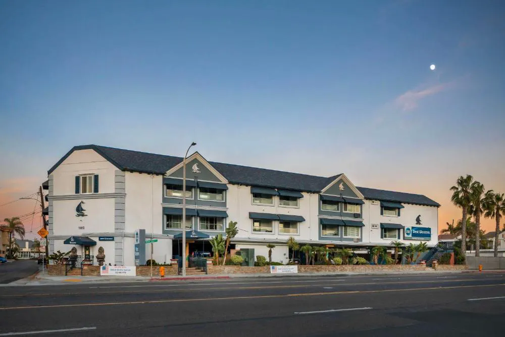 Best Western Harbour Inn & Suites Huntington - Sunset Beach hotel hero