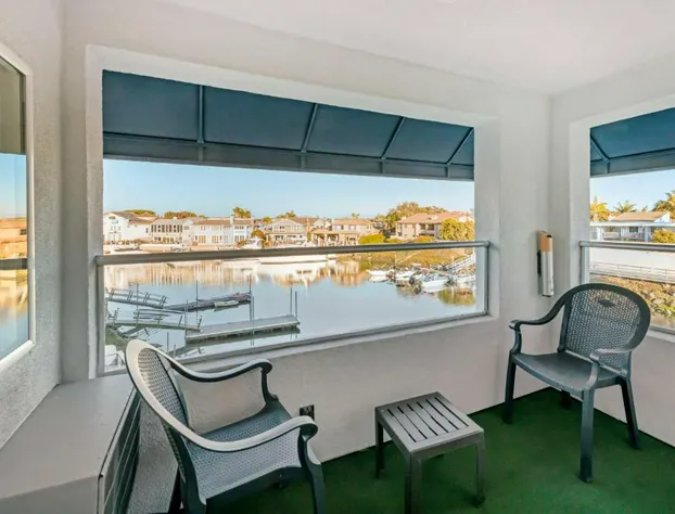 Best Western Harbour Inn & Suites Huntington - Sunset Beach hotel detail image 2