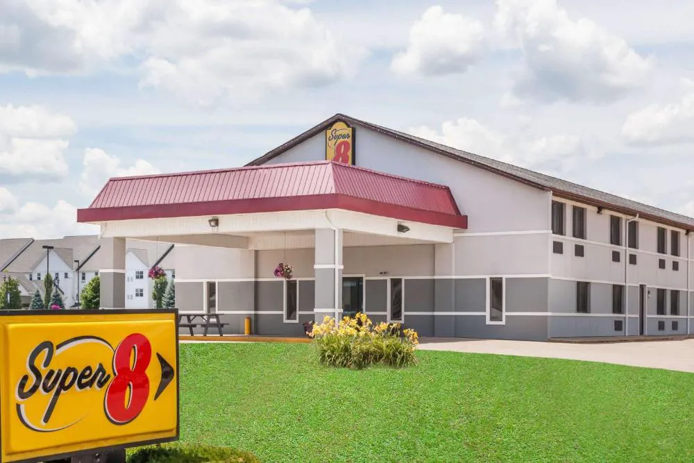 Super 8 by Wyndham Shipshewana hotel hero