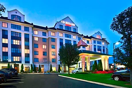 Courtyard by Marriott Long Island MacArthur Airport hotel hero