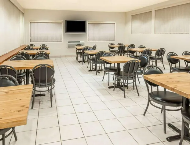 Super 8 by Wyndham Edmonton/West hotel detail image 4