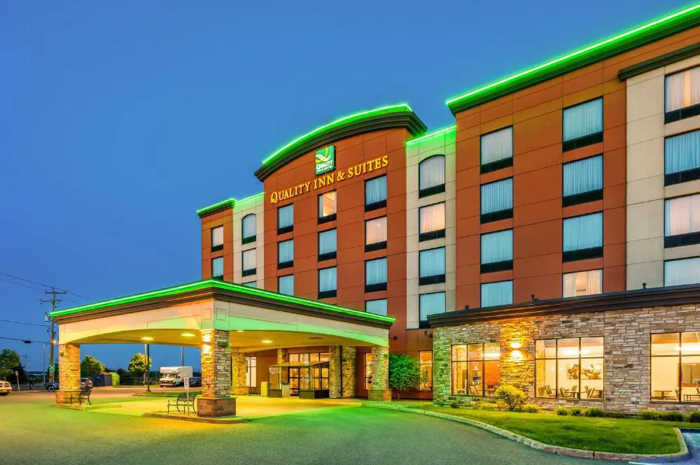 Quality Inn & Suites Levis hotel hero