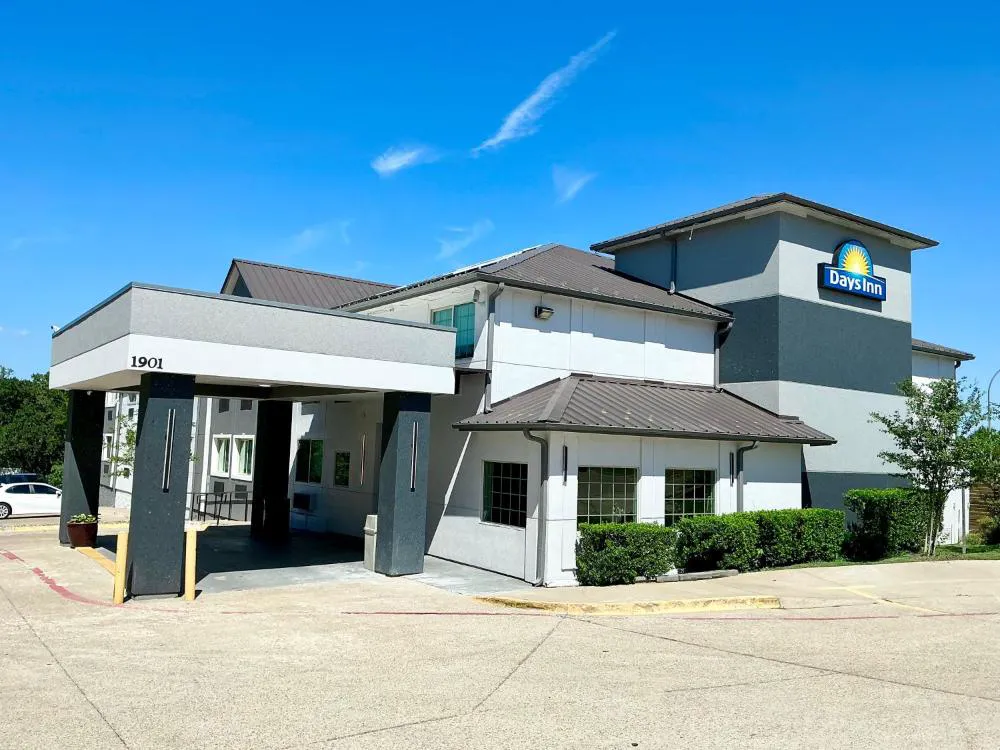 Days Inn by Wyndham Arlington hotel hero