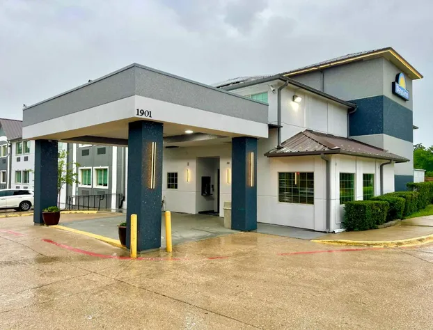 Days Inn by Wyndham Arlington hotel detail image 1