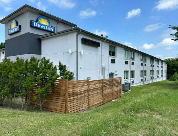 Days Inn by Wyndham Arlington hotel detail image 1