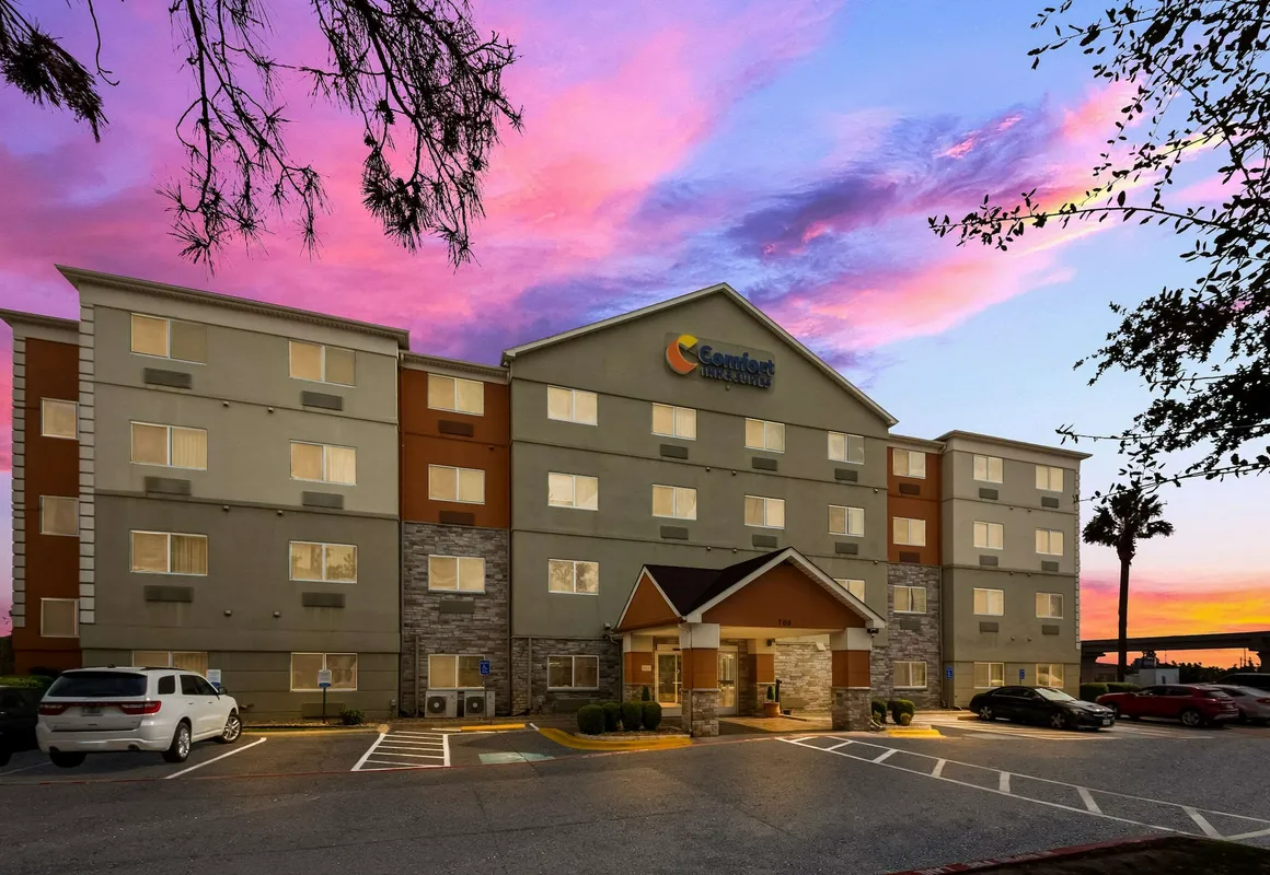 Comfort Inn & Suites hotel hero