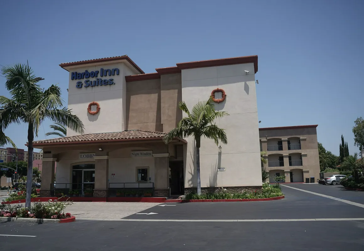 Harbor Inn & Suites hotel hero