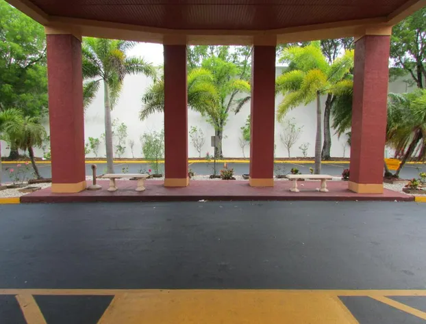 Howard Johnson by Wyndham Ft. Myers FL hotel detail image 1