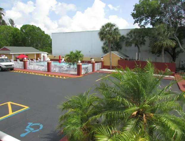 Howard Johnson by Wyndham Ft. Myers FL hotel detail image 3