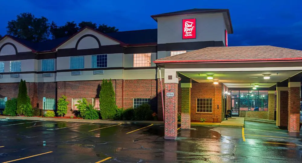 Red Roof Inn & Suites Lake Orion/ Auburn Hills hotel hero