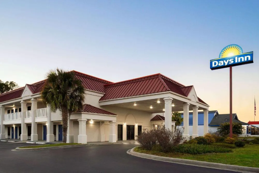 Days Inn by Wyndham Dillon hotel hero
