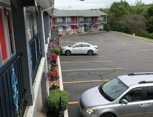 Super 8 by Wyndham Sturbridge hotel detail image 1