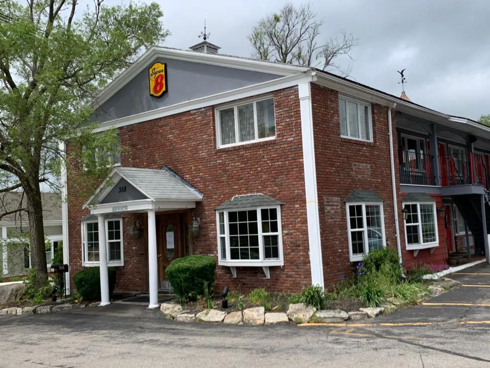 Super 8 by Wyndham Sturbridge hotel hero