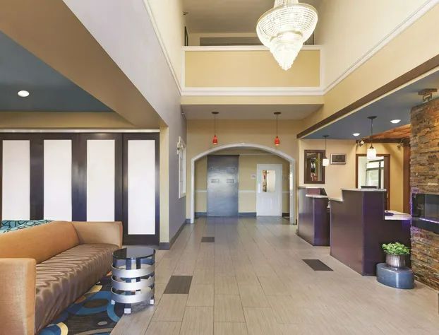La Quinta Inn & Suites by Wyndham Elizabethtown hotel detail image 1