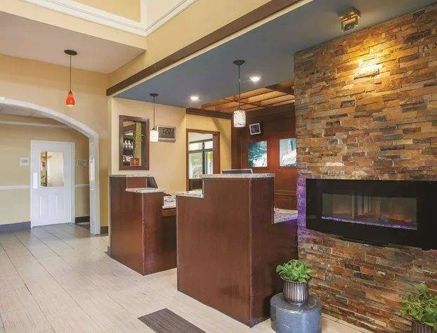 La Quinta Inn & Suites by Wyndham Elizabethtown hotel detail image 2