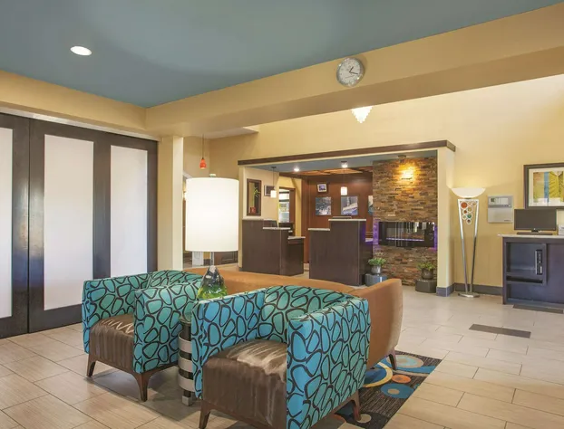 La Quinta Inn & Suites by Wyndham Elizabethtown hotel detail image 3