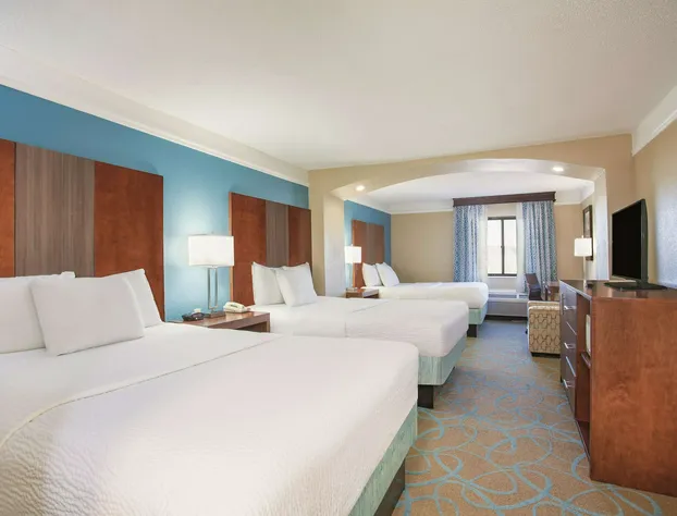 La Quinta Inn & Suites by Wyndham Elizabethtown hotel detail image 4