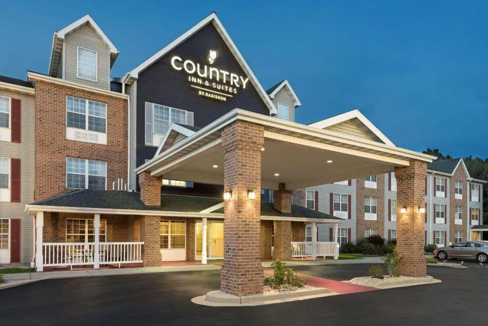 Country Inn & Suites by Radisson, Milwaukee Airport, WI hotel hero