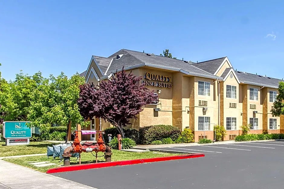 Quality Inn & Suites hotel hero