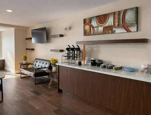 Econo Lodge Inn & Suites Santa Rosa South hotel detail image 3