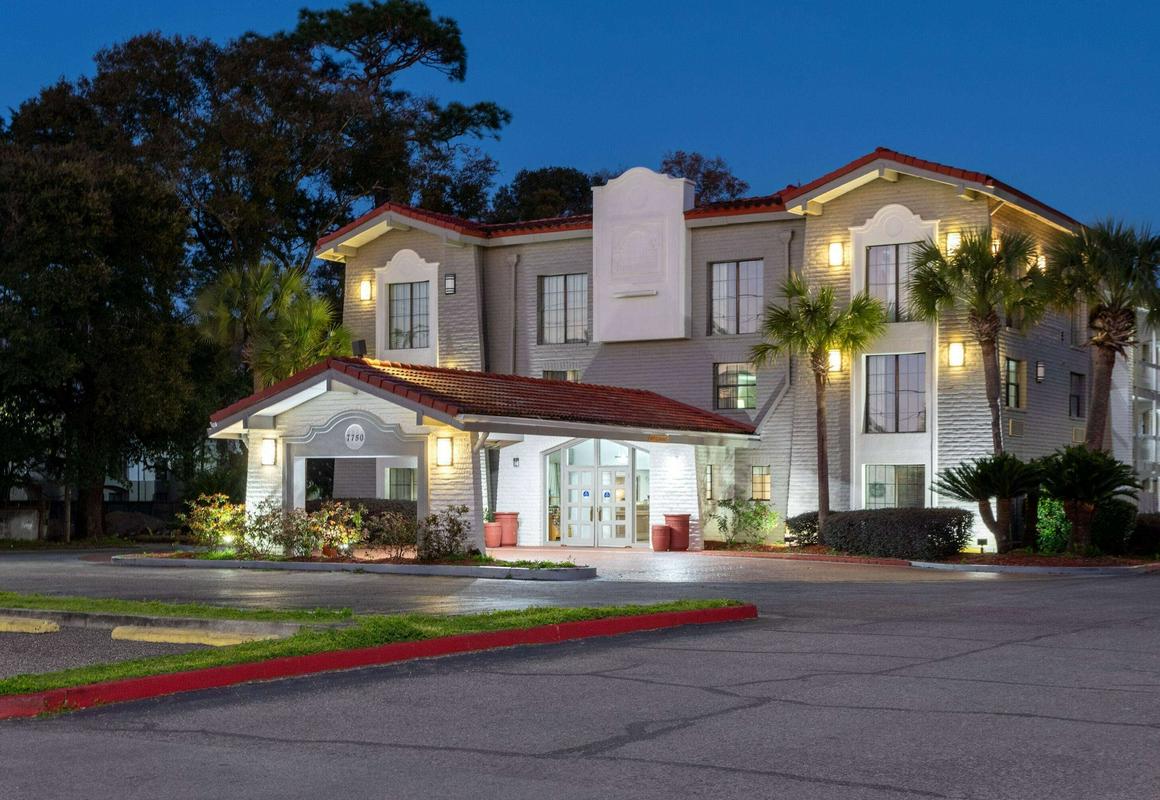 La Quinta Inn by Wyndham Pensacola hotel hero