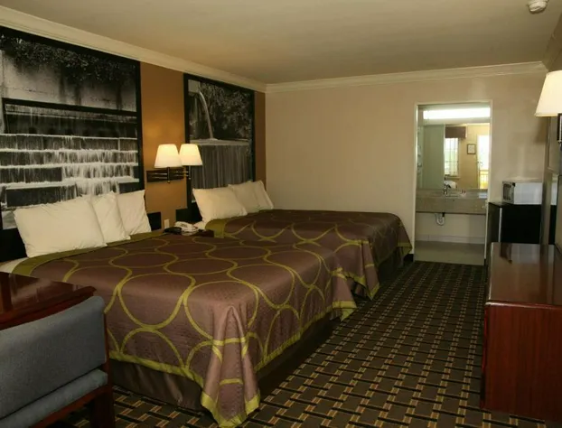 Super 8 by Wyndham Tyler TX hotel detail image 2