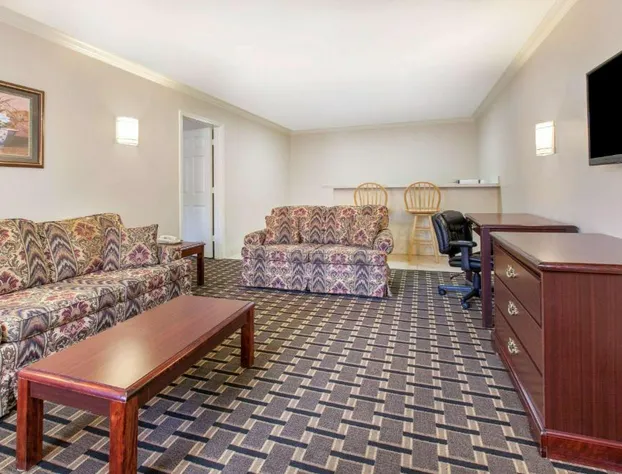 Super 8 by Wyndham Tyler TX hotel detail image 2