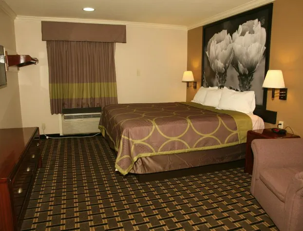 Super 8 by Wyndham Tyler TX hotel detail image 4