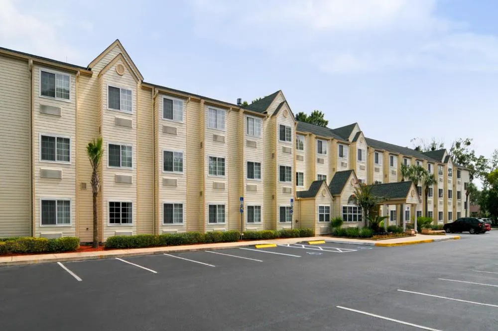 Hometown Inn & Suites Jacksonville - Butler Blvd./Southpoint hotel hero