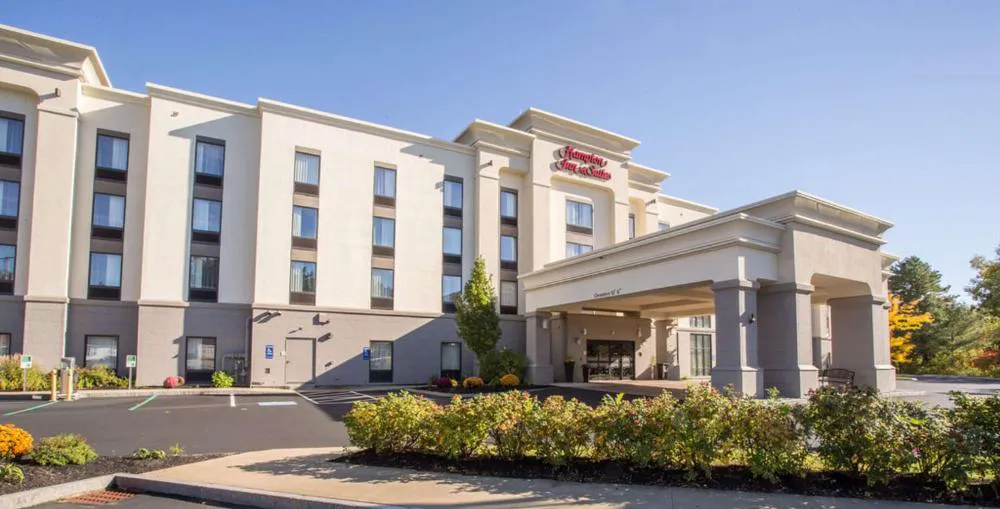 Hampton Inn & Suites Tilton hotel hero