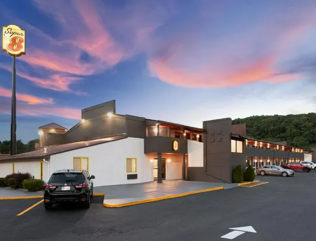 Super 8 by Wyndham Bridgeport/Clarksburg Area hotel detail image 1