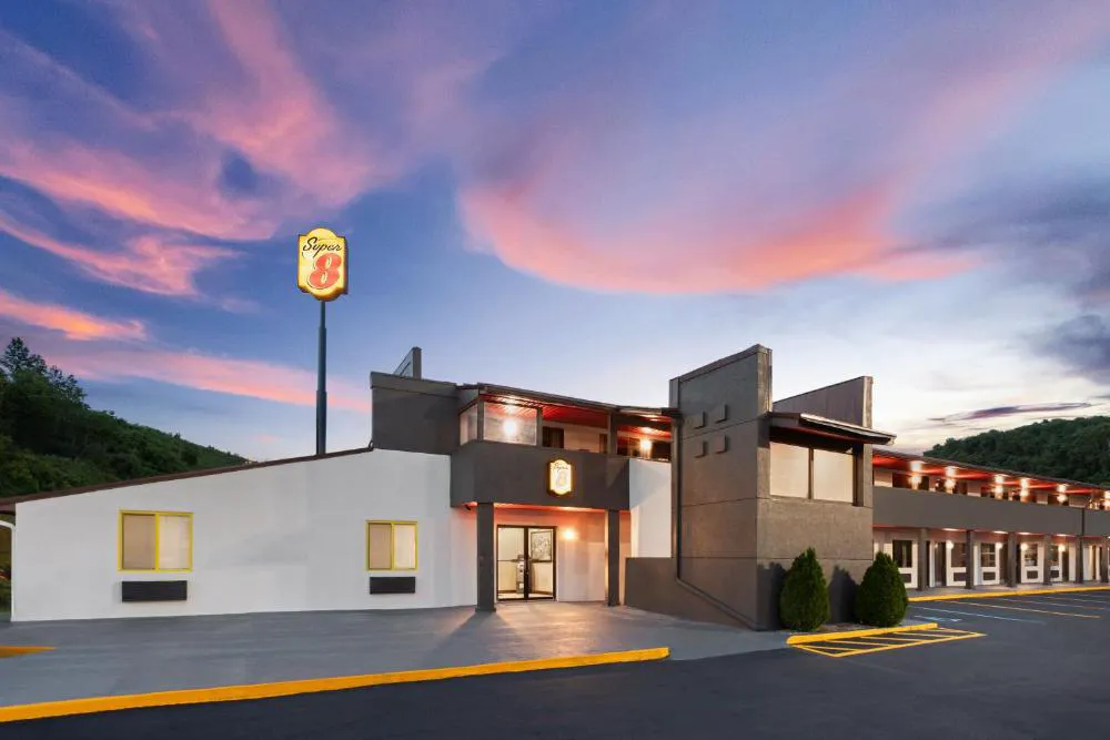 Super 8 by Wyndham Bridgeport/Clarksburg Area hotel hero