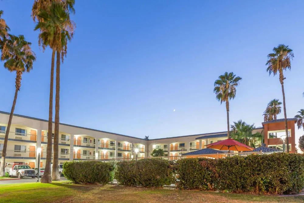 Super 8 by Wyndham Bakersfield/Central hotel hero
