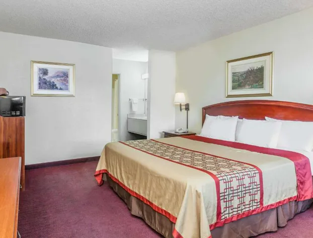 Super 8 by Wyndham Bakersfield/Central hotel detail image 2