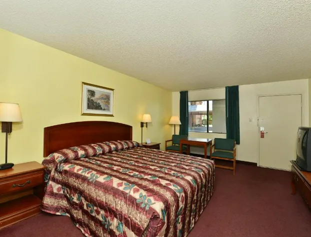 Super 8 by Wyndham Bakersfield/Central hotel detail image 3