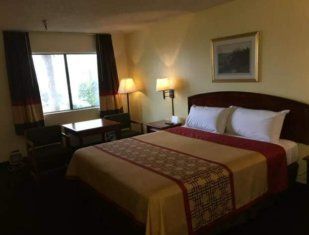 Super 8 by Wyndham Bakersfield/Central hotel detail image 4