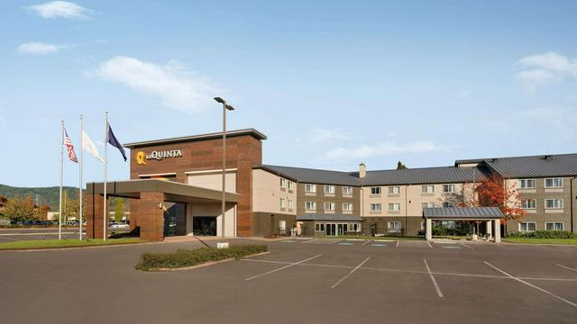 La Quinta Inn & Suites by Wyndham Springfield hotel detail image 3