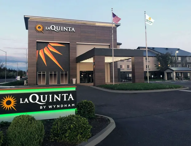 La Quinta Inn & Suites by Wyndham Springfield hotel detail image 1