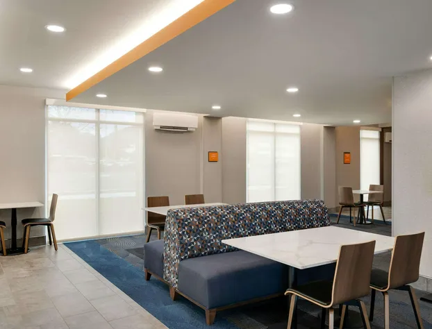 La Quinta Inn & Suites by Wyndham Springfield hotel detail image 3